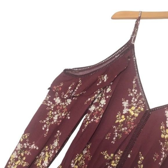 ASTR THE LABEL Amina Floral Cold Shoulder Romper Size Medium - Picture 4 of 9